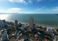 Vista aérea do edifício Blue Forest Residence e da praia ao fundo