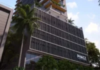 Fachada moderna do edifício residencial com detalhes em madeira e paisagismo — Blue Forest Residence